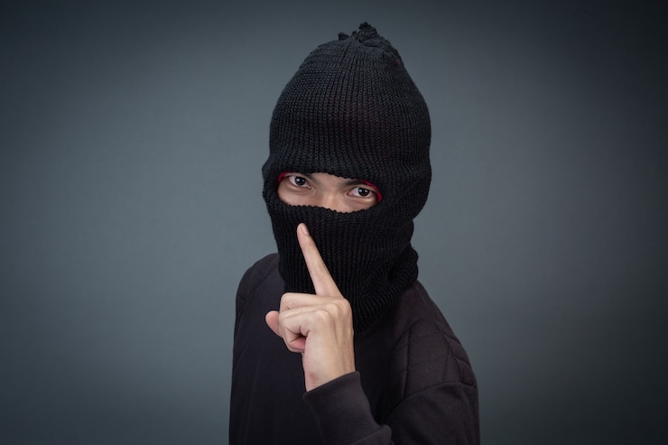 Photo gratuit les criminels portent un masque en noir sur gris.