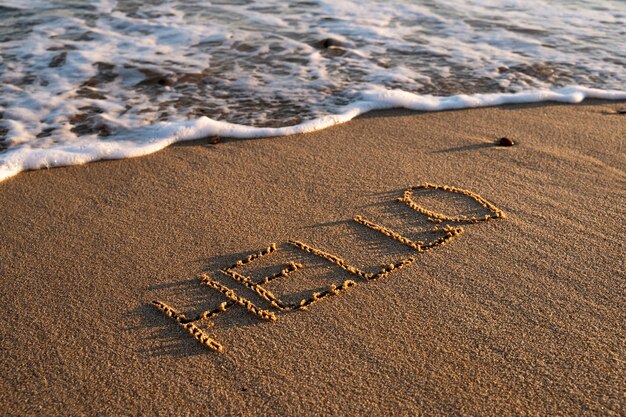 Écrire des mots dans le sable