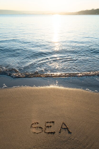 Écrire des mots dans le sable