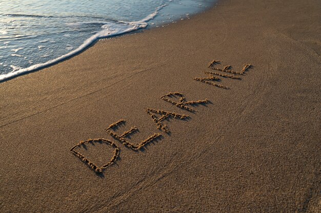 Écrire des mots dans le sable