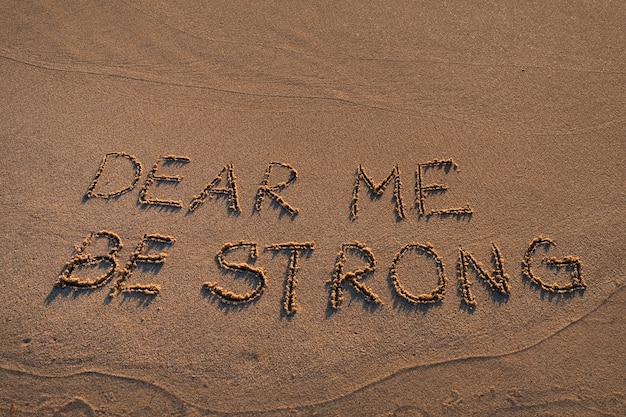 Écrire des mots dans le sable