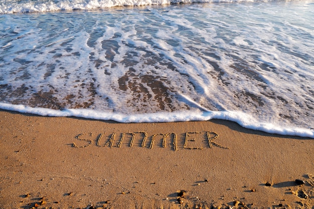 Écrire des mots dans le sable