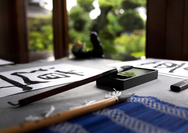 Écriture japonaise sur papier et arrangement d'outils