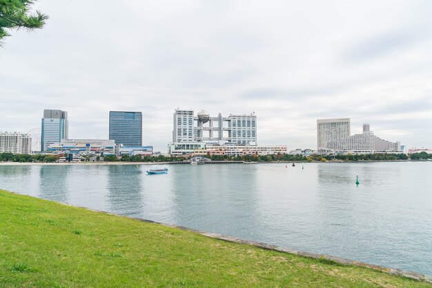 Croisière de Tokyo croisière en bateau devant le centre commercial Odaiba Aqua City et le bâtiment télévisé Fuji, Odaiba.