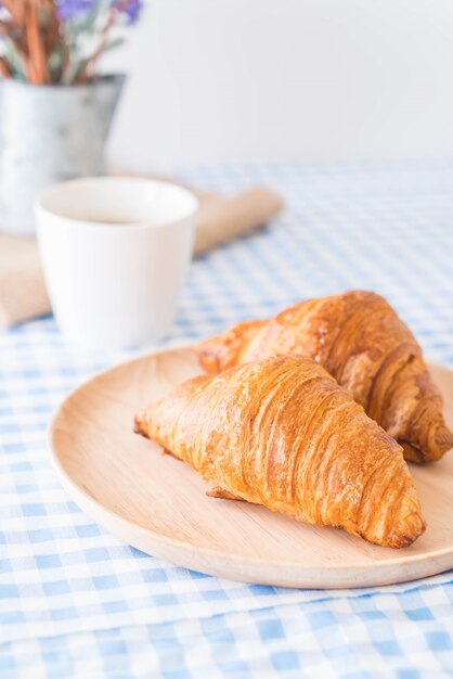 Croissant au beurre sur table