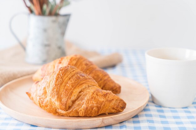 Croissant au beurre sur table