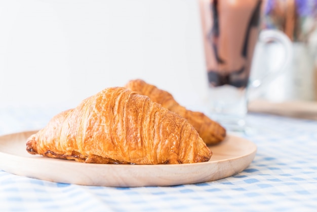 Croissant au beurre sur table