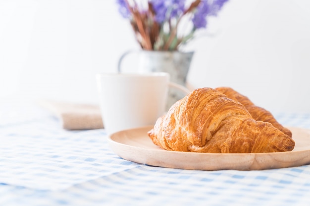 croissant au beurre sur table