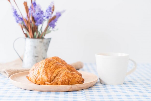 croissant au beurre sur table