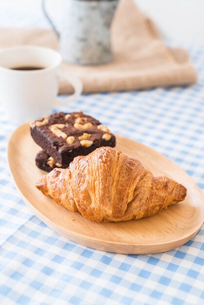 Photo gratuite croissant et brownies