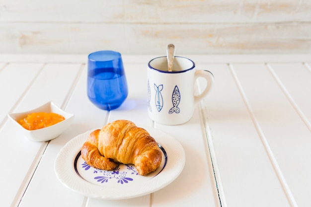 Photo gratuite croissant et café pour le petit déjeuner