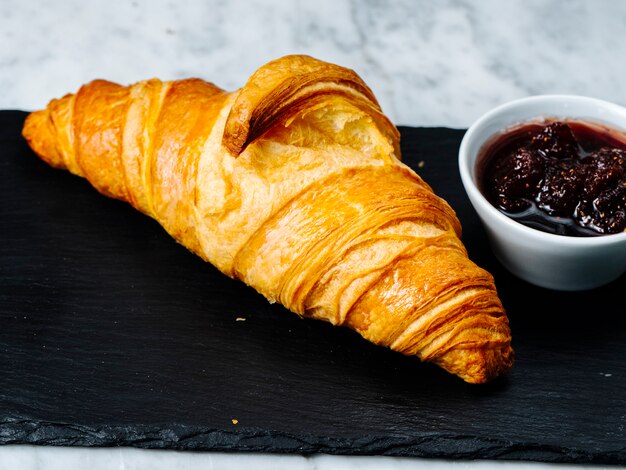 croissant avec confiture de fraise