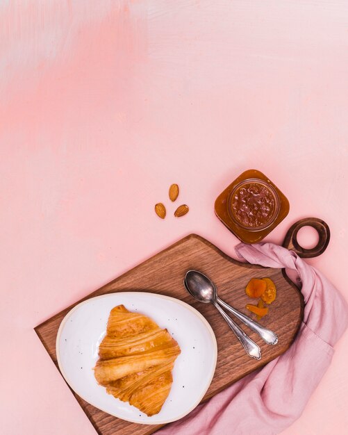 Croissant et confiture en pose à plat