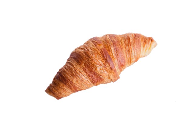 Croissant frais et savoureux sur fond blanc. Croûte dorée.