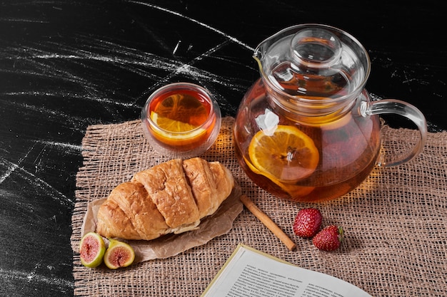 Croissant à la limonade sur fond noir.