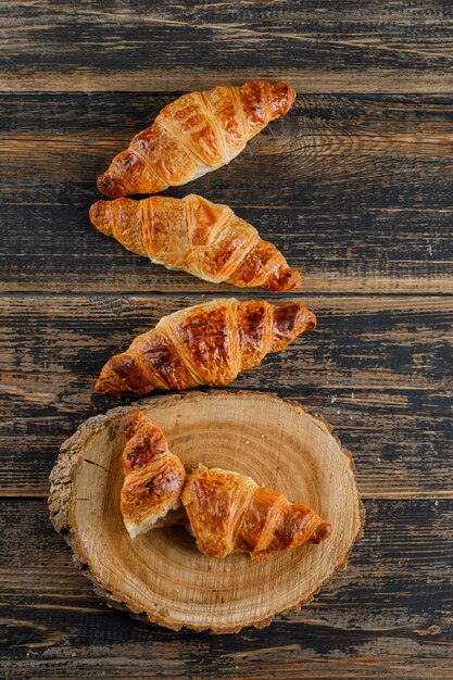 Croissant sur planche de bois et à découper. vue de dessus.