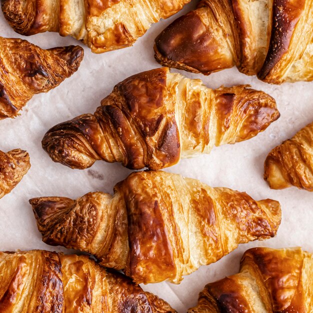 Croissant plat lay photographie alimentaire