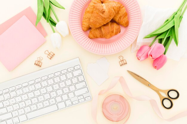 Croissant pour le petit déjeuner au bureau