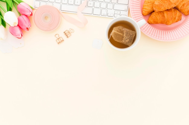 Croissant pour le petit déjeuner de bureau avec copie espace