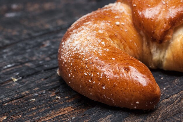 Croissant savoureux sur une surface en bois