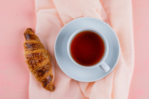 Croissant avec tasse de thé à plat