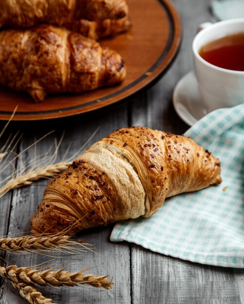 croissant avec tasse de thé table