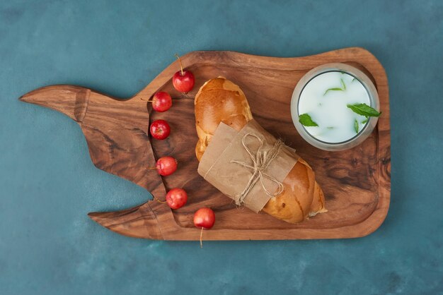 Croissant avec une tasse de yaourt.