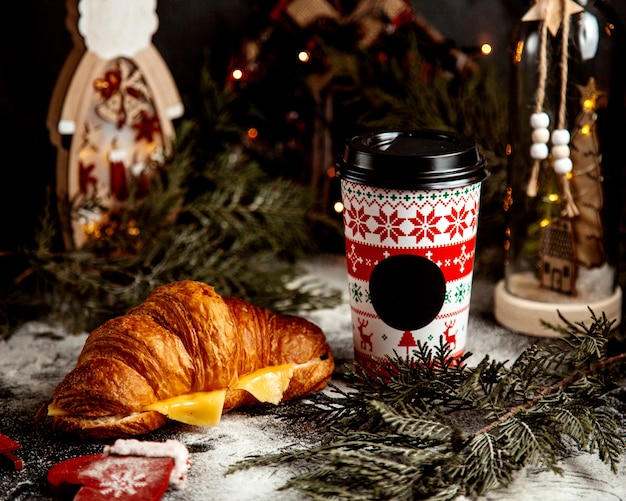 Photo gratuite croissant en tranches avec du fromage et une tasse de café