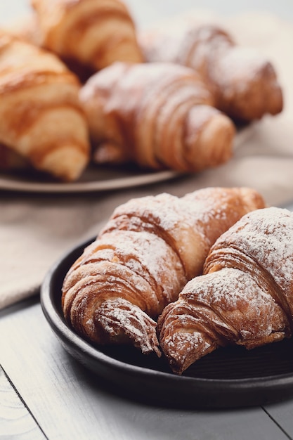 Photo gratuite croissants au sucre en poudre