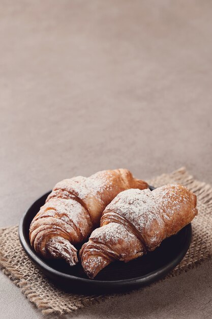 Croissants au sucre en poudre