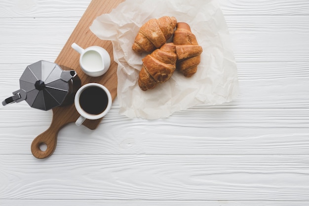Photo gratuite croissants et café pour le petit déjeuner