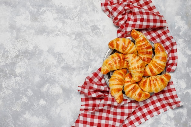 Photo gratuite des croissants faits maison frais et gris-blancs. patisserie française