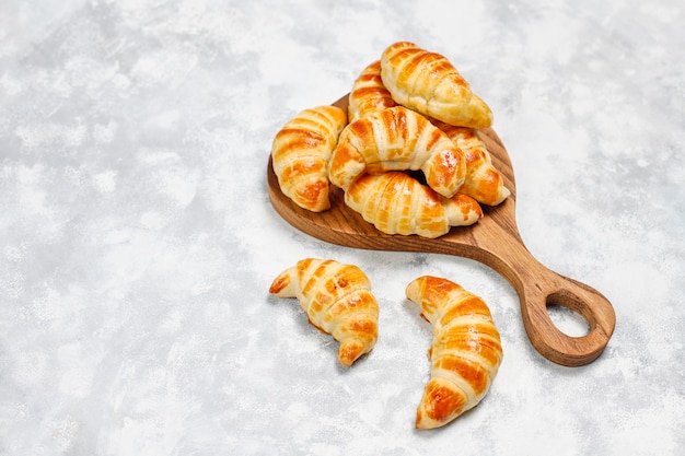 Des croissants faits maison frais et gris-blancs. patisserie française