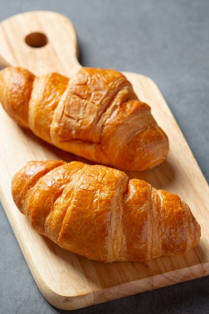 Croissants sur fond noir.