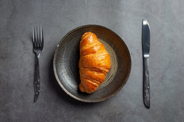 Croissants sur fond noir.