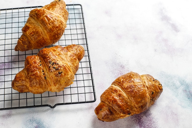 Croissants frais cuits au four.