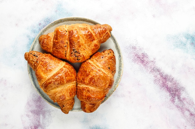 Croissants frais cuits au four.