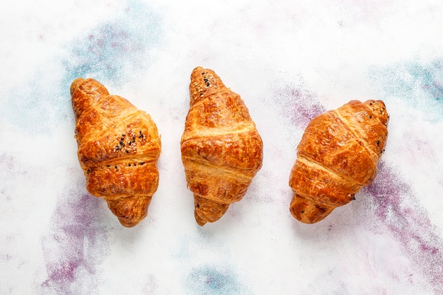 Photo gratuite croissants frais cuits au four.