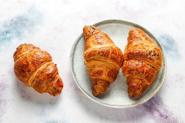 Croissants frais cuits au four.