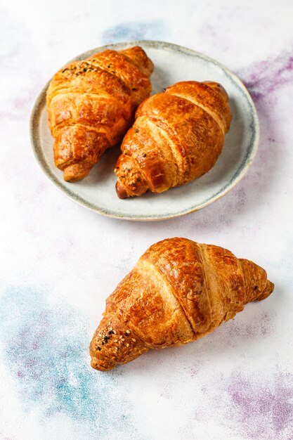 Croissants frais cuits au four.