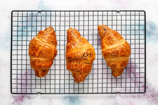 Croissants frais cuits au four.