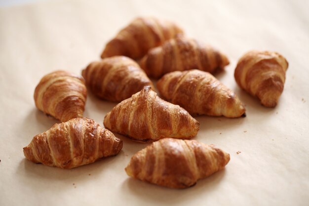 Croissants français frais sur une nappe