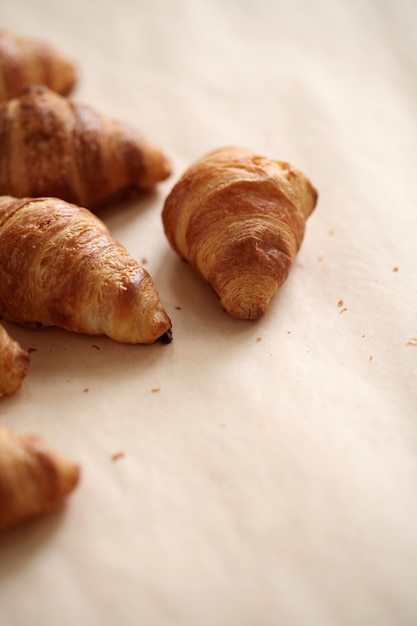 Photo gratuite croissants français frais sur une nappe