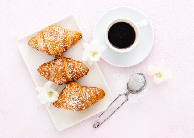Croissants français à la vanille et au café