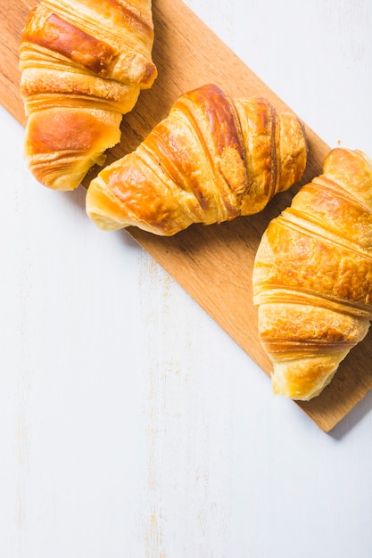 Photo gratuite croissants gros plan à bord