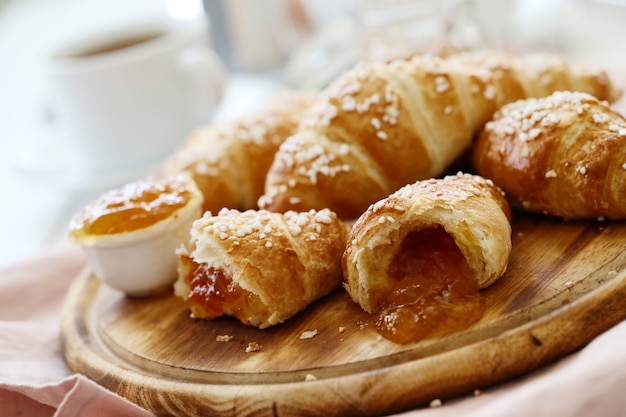 Croissants remplis de confiture