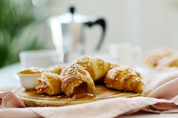 Croissants remplis de confiture