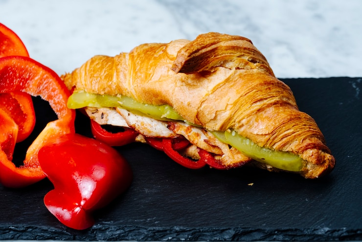 Photo gratuit croissants remplis de tranches de poulet frit et cornichons