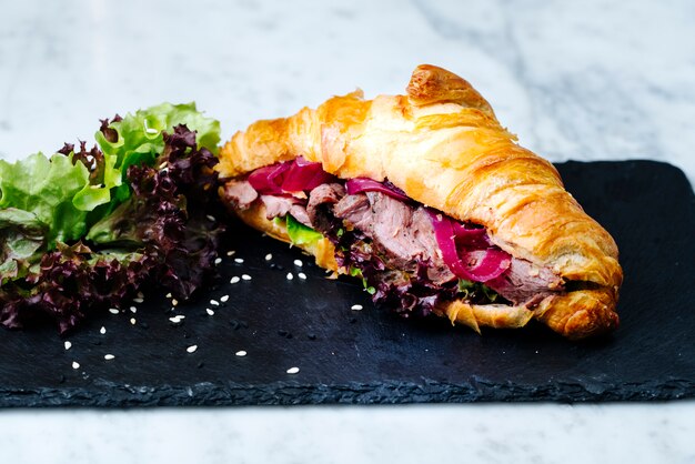 Croissants remplis de viande tranchée et d'herbes