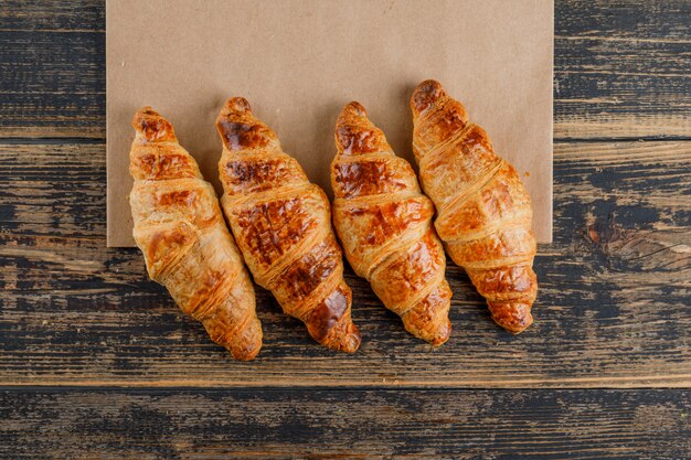 Croissants sur sac en bois et papier. pose à plat.